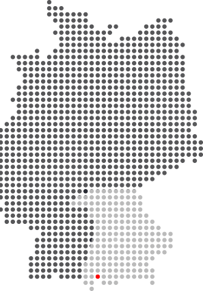 Die Deutschlandkarte in schwarzweiss, mit Bayern in grau und einem roten Punkt für Weißensee