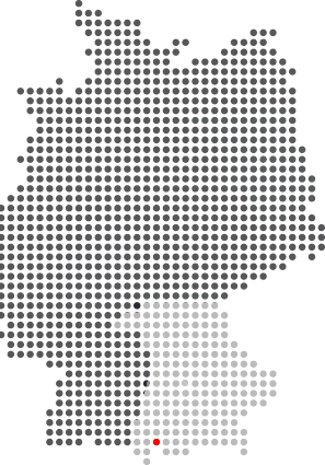 Die Deutschlandkarte in schwarzweiss, mit Bayern in grau und einem roten Punkt für Weißensee