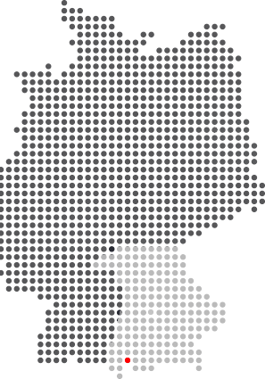 Die Deutschlandkarte in schwarzweiss, mit Bayern in grau und einem roten Punkt für Weißensee