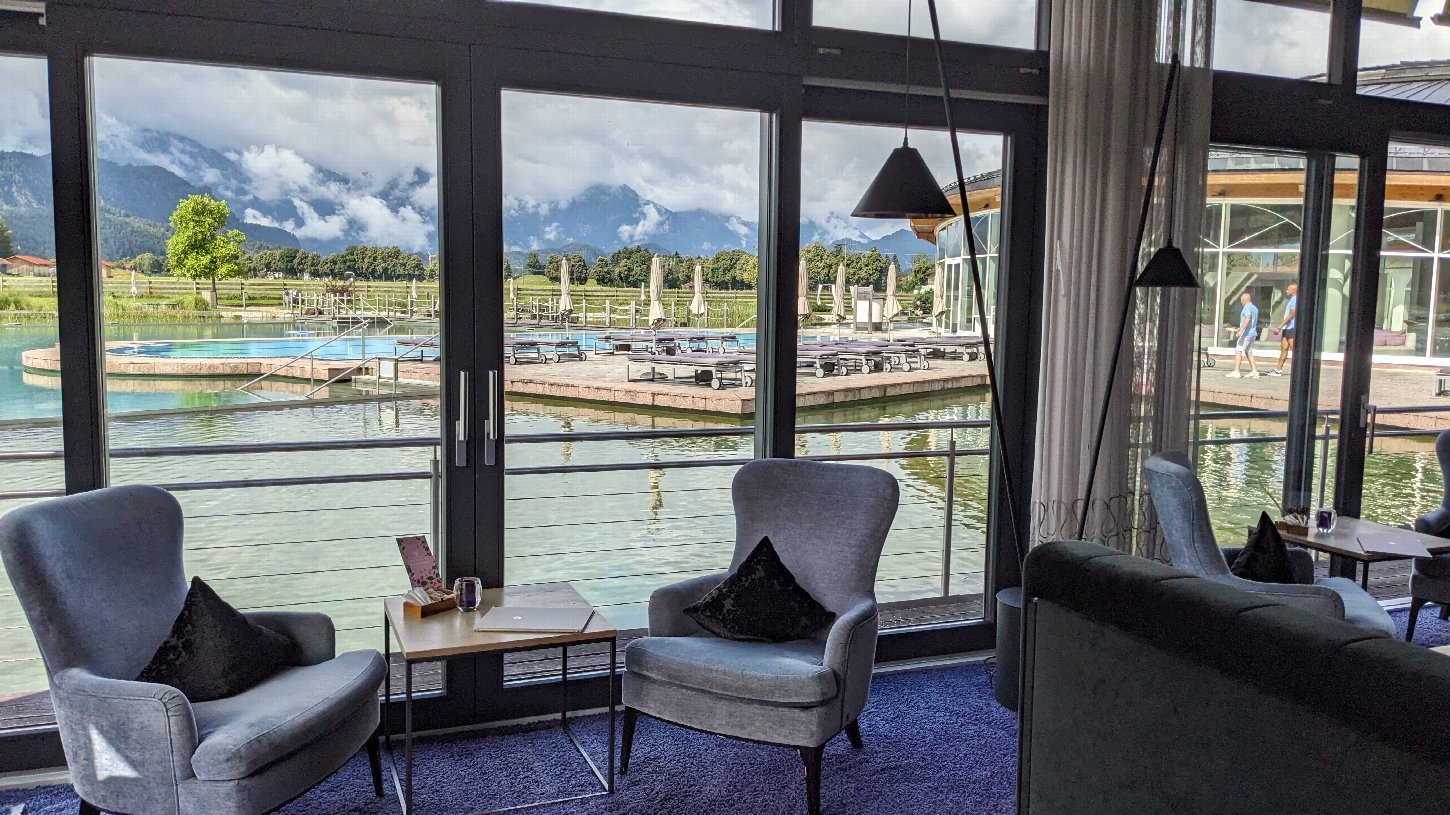 Ausblick von der Bar zur Außenanlage