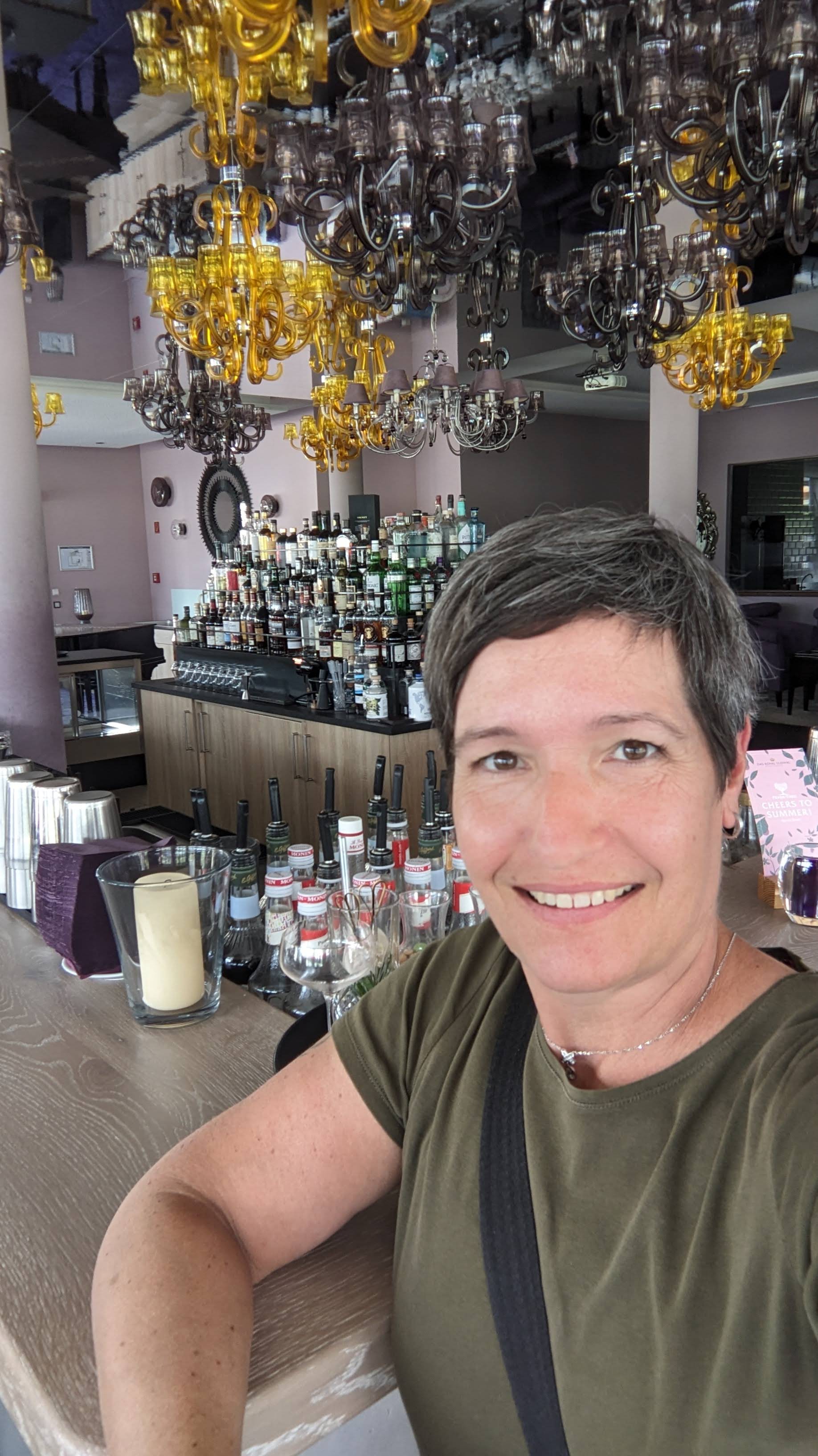 Daniela Schälchli vom Team Xpert-Timer Software lehnt an der Bar des Hotels.